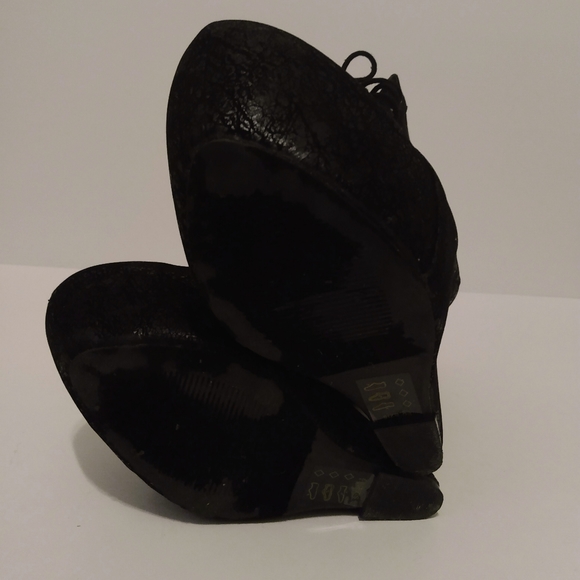 Shoe Republic Black Faux Suede 5 1/2" Arch Heel Ugly Core Bootie Heels sz 8.5 - Picture 2 of 9